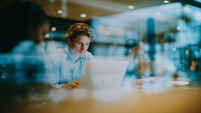 GenAI Pre-Sales Chatbot Guide: How AI Helps Sales Teams Respond Faster and Sell...